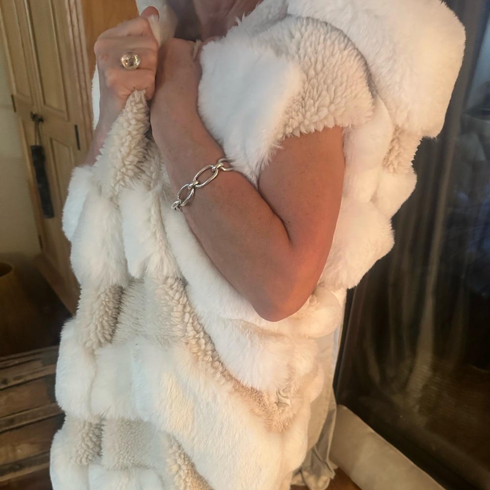 Luxurious White Faux Fur Vest - Picture 4 of 6